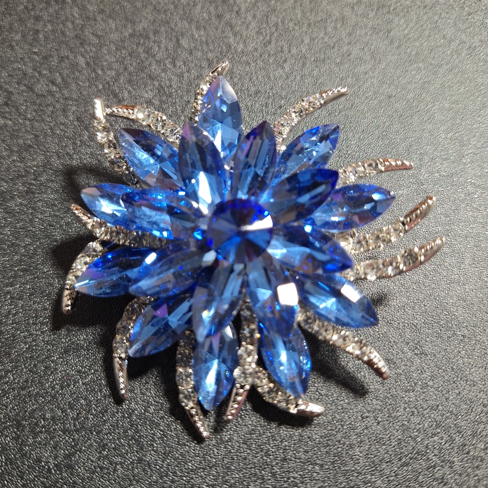 💎NEW - Dazzling Blue Sapphire and Rhinestone and Silvery accents Crystal Brooch